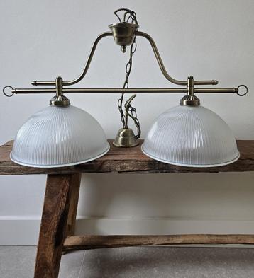 Vintage hanglamp gelakt messing met geribbeld glazen kappen beschikbaar voor biedingen