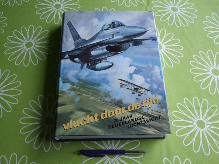 Vlucht door de tijd - 75 jaar Nederlandse Luchtmacht, Verzamelen, Luchtvaart en Vliegtuigspotten, Zo goed als nieuw, Boek of Tijdschrift
