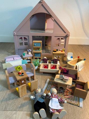 Poppenhuis van hout, gemeubileerd en met 6 nieuwe poppetjes beschikbaar voor biedingen
