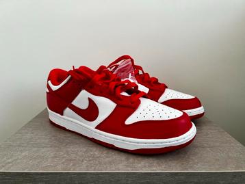 NIKE DUNK LOW SP “UNIVERSITY RED / ST JOHN” US10 / EU44 beschikbaar voor biedingen