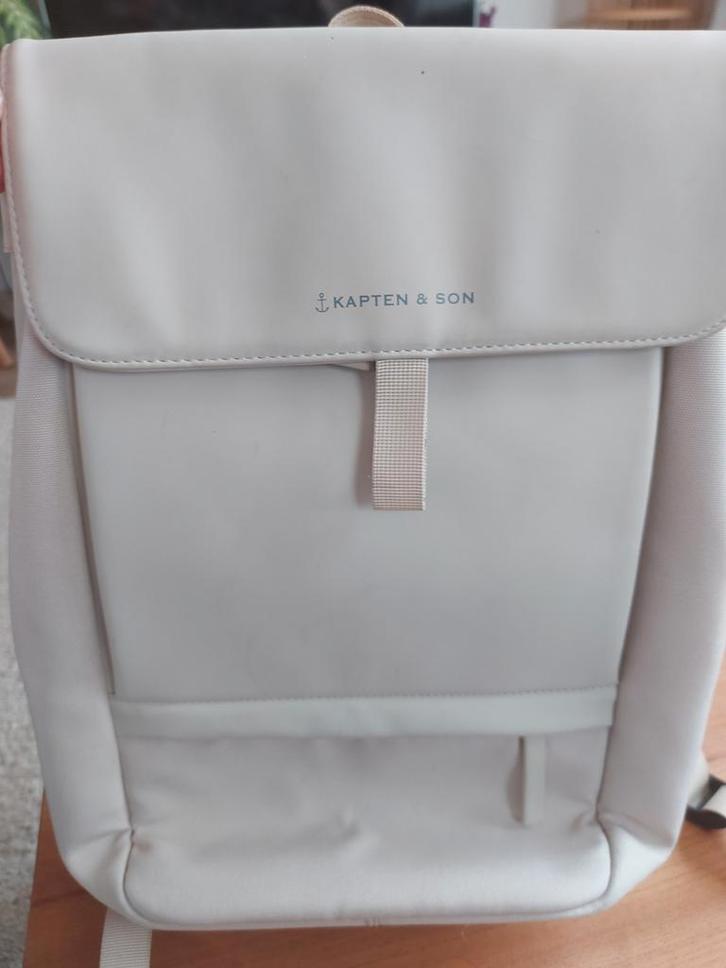 KAPTEN & SON Rugzak Beige - Zo goed als nieuw!, Computers en Software, Laptoptassen, Zo goed als nieuw, Rugzak, 16 inch, Ophalen of Verzenden