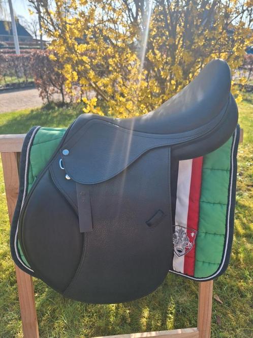 Nette springzadels, Dieren en Toebehoren, Paarden en Pony's | Zadels, Nieuw, Springen, Ophalen of Verzenden