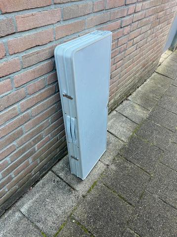 Picknic tafel beschikbaar voor biedingen