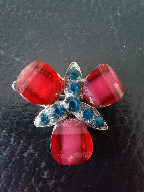 Vintage Bloemen Broche met Rode en Blauwe Stenen, Sieraden, Tassen en Uiterlijk, Broches, Gebruikt, Overige materialen, Rood, Minder dan 4 cm