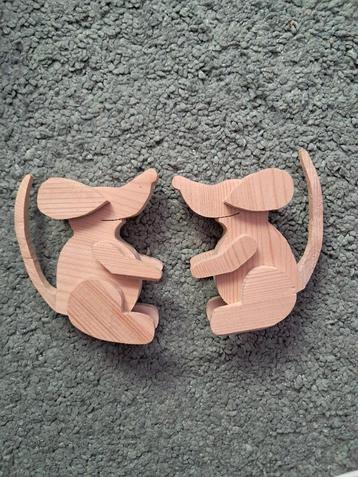 2 houten muisjes beschikbaar voor biedingen