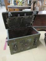Oer 11726 ANTIEKE 17e eeuwse ZELDZAME kleine ijzeren kist, Antiek en Kunst, Ophalen