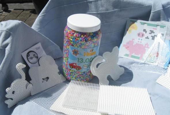 1 Pot strijkkralen 13.000. Merk : Hama + grondplaten, Hobby en Vrije tijd, Kralen en Sieraden maken, Zo goed als nieuw, Kraal