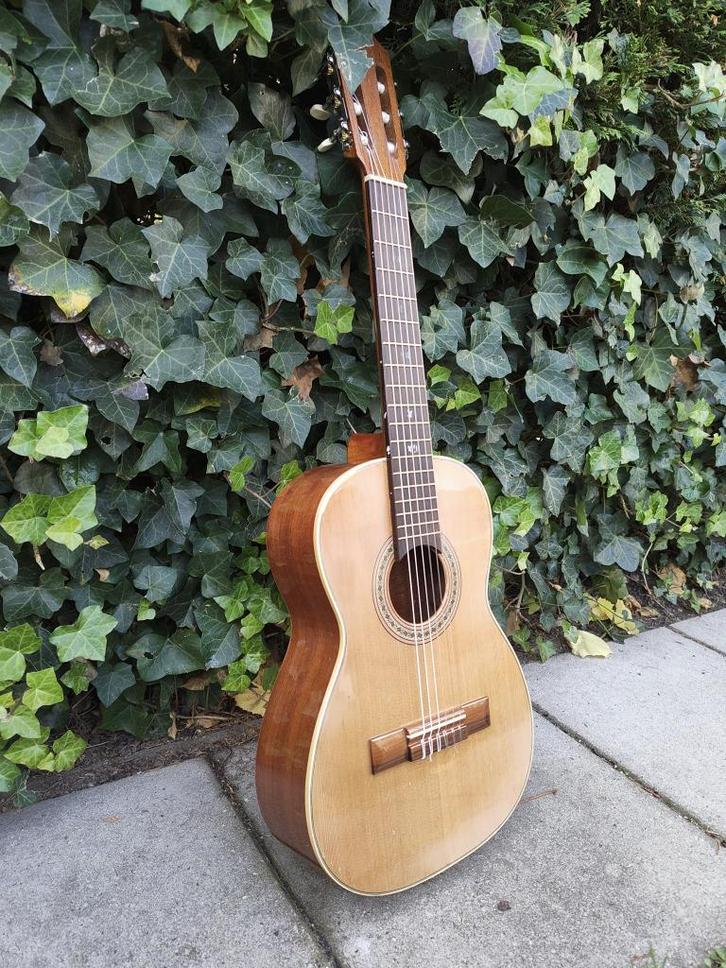 Spanish Classical Guitar Juan Salvador 3 (with Acessories), Muziek en Instrumenten, Snaarinstrumenten | Gitaren | Akoestisch, Gebruikt