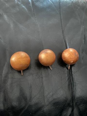 Antieke houten bollen voor friese klok beschikbaar voor biedingen
