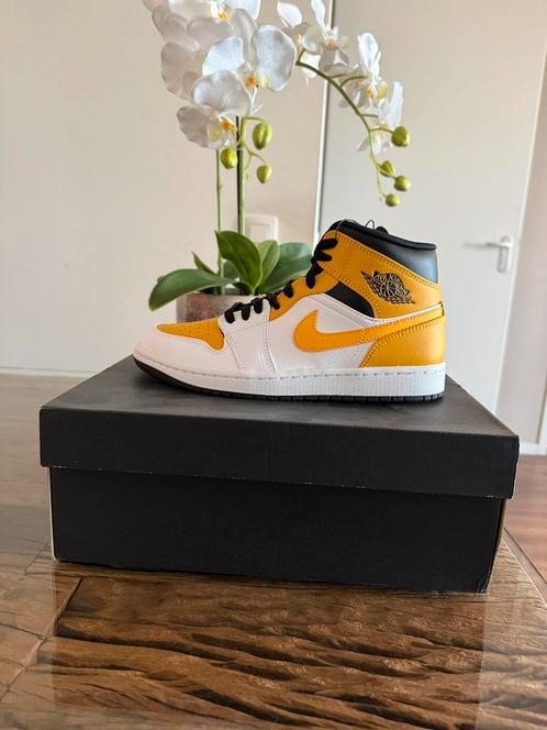 Jordan 1 Mid University Gold 40, Kleding | Heren, Schoenen, Nieuw, Overige kleuren, Ophalen of Verzenden
