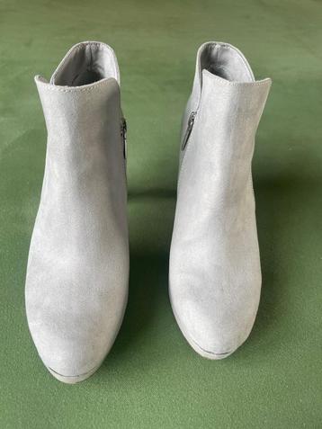 Half hoge Laarsjes Tamaris beschikbaar voor biedingen