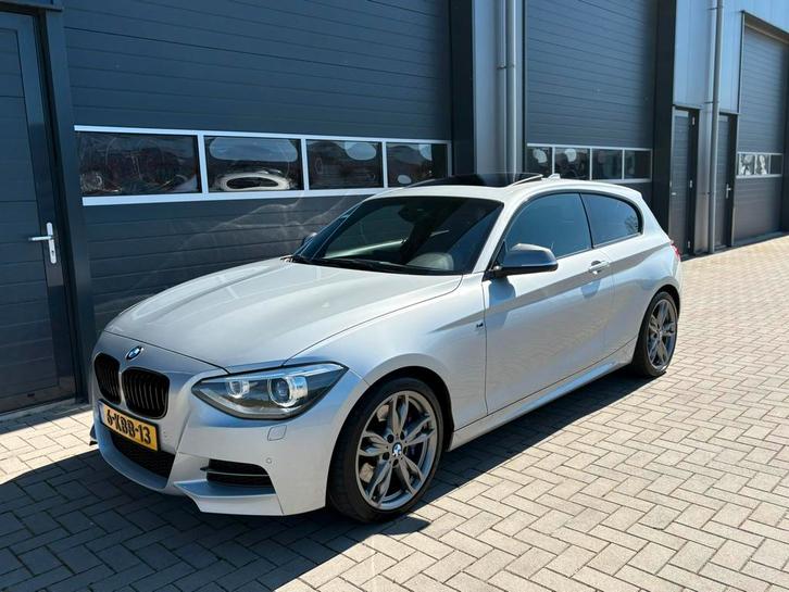 BMW 1-Serie 3.0 M135i 320pk Automaat 2013 Grijs NL geleverd, Auto's, BMW, Bedrijf, 4x4, ABS, Airbags, Airconditioning, Bluetooth