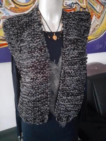 Nieuw handgebreid zwart/grijs Gilet model Kiro by Kim  beschikbaar voor biedingen
