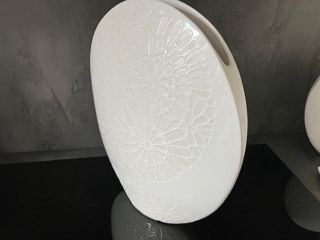 Mooie porseleinen bewerkte bloemenvaas, kleur Beige, Huis en Inrichting, Woonaccessoires | Vazen, Zo goed als nieuw, Wit, Minder dan 50 cm