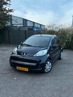 Peugeot 107 1.0 12V 5DR 2011 Zwart, Auto's, Voorwielaandrijving, Stof, Zwart, 4 stoelen