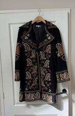 Mooie zwarte jas met borduur, Kleding | Dames, Jassen | Winter, Ophalen of Verzenden, Gedragen, Maat 38/40 (M), Zwart