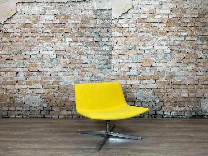 Arper Catifa 60 Lounge Chair geel bij TheReSales, Huis en Inrichting, Fauteuils, Zo goed als nieuw, Metaal, Stof, 50 tot 75 cm
