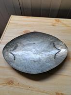 Hand gemaakte metalen schaal ongeveer 35 lang, Ophalen of Verzenden, Zo goed als nieuw, Overige materialen