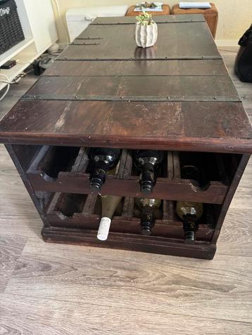 Houten tafel/wijnkist met Metalen Details 110bx56dx45h beschikbaar voor biedingen