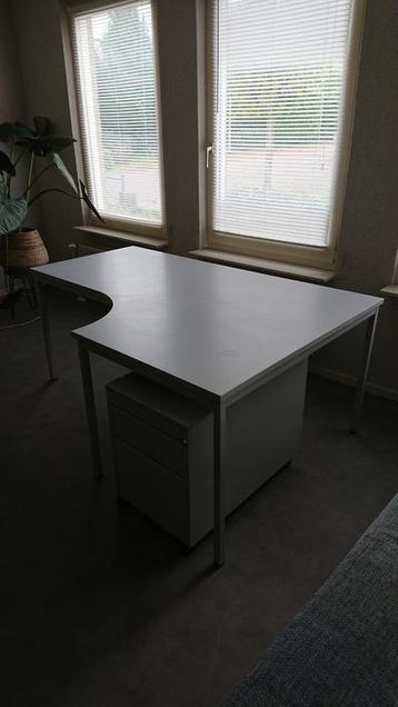 Lichtgrijs bureau buro beschikbaar voor biedingen