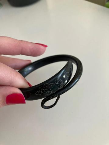Antieke slangen armband van gesneden uit zwarte hoorn beschikbaar voor biedingen