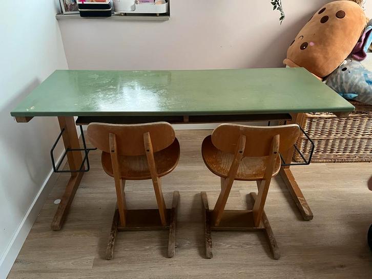 Vintage schoolbureautje met 2 stoeltjes, Kinderen en Baby's, Kinderkamer | Tafels en Stoelen, Gebruikt, Tafel(s) en Stoel(en)