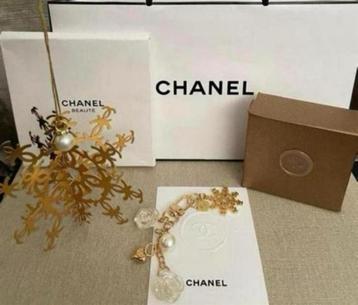 Chanel ornament + CC charm met sleutelhanger, goud hardware beschikbaar voor biedingen