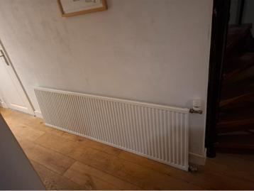 Goed werkende radiator 200 x 60 x 6 cm beschikbaar voor biedingen