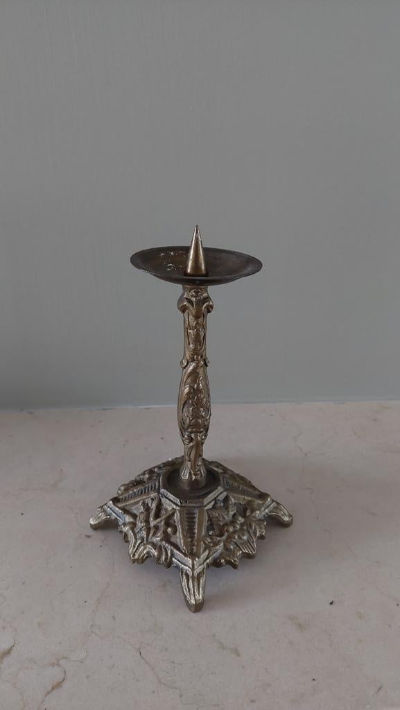 Antieke altaarkandelaar van brons, Antiek en Kunst, Antiek | Kandelaars, Ophalen of Verzenden, Koper of Brons