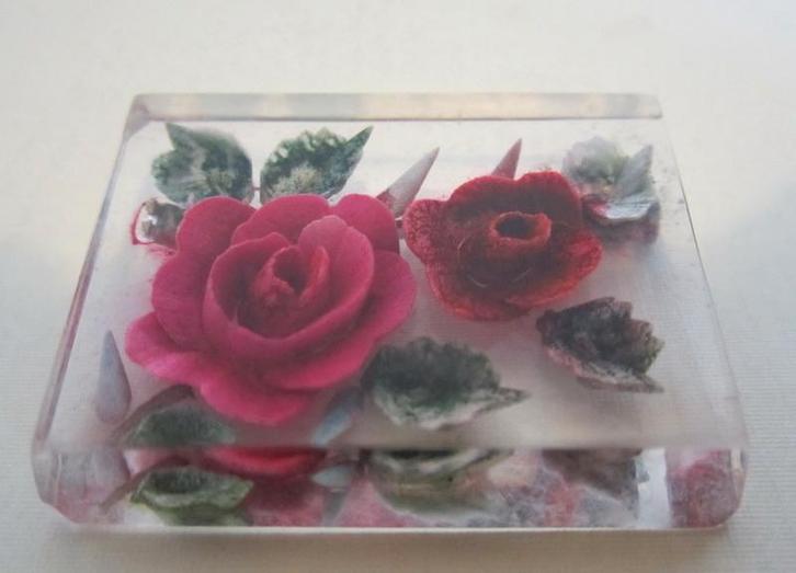 Antieke Art deco broche lucite geen bakeliet roosjes, Sieraden, Tassen en Uiterlijk, Antieke sieraden, Broche, Overige materialen