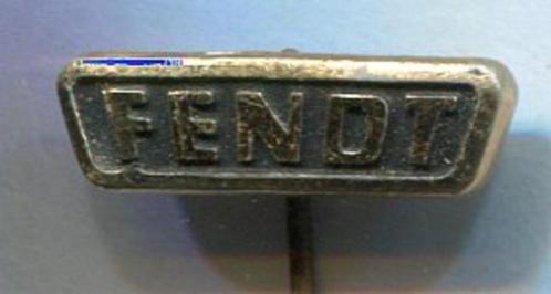 FENDT goud op zwart plastic tractor speldje ( D_136 ), Verzamelen, Speldjes, Pins en Buttons, Zo goed als nieuw, Speldje of Pin