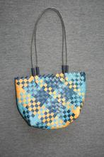 Schoudertas, gevlochten. Blauwe en gele stroken. Nieuwstaat, Ophalen of Verzenden, Zo goed als nieuw, Overige kleuren