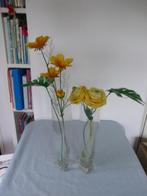 2 aparte glazen hoge vazen, vorm driehoek., Overige kleuren, Ophalen of Verzenden, Minder dan 50 cm, Glas