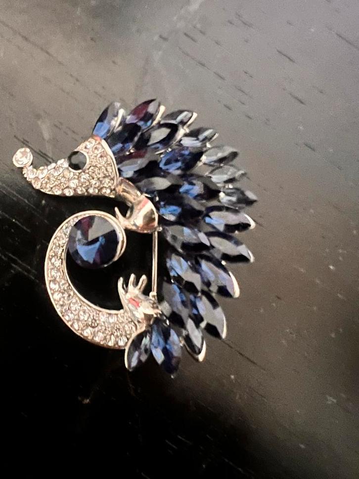 Egel Broche met Blauwe Kristallen, Sieraden, Tassen en Uiterlijk, Broches, Zo goed als nieuw, Overige materialen, Blauw, 4 tot 7 cm