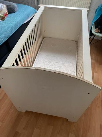 Gratis degelijk ledikantje met matras, alleen schilderen beschikbaar voor biedingen