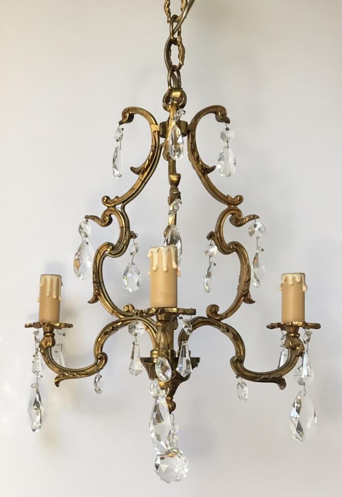 Drie armige Franse bronzen kroonluchter met kristalglas, Huis en Inrichting, Lampen | Kroonluchters, Gebruikt, Glas, Metaal, Ophalen of Verzenden
