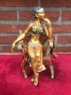 Weens brons: elegante en stijlvol zittende dame, Ophalen of Verzenden, Brons