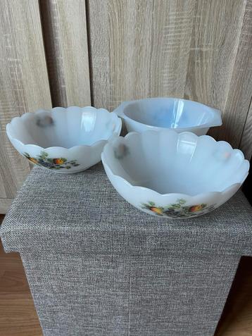 3 Arcopal Schalen met Fruitmotief beschikbaar voor biedingen