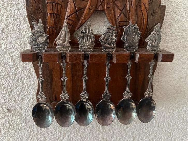 Oud Indonesisch Wajang lepelrek, houtsnijwerk; met 6 lepels., Antiek en Kunst, Kunst | Beelden en Houtsnijwerken, Ophalen of Verzenden