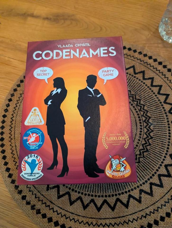 Codenames Bordspel - Leuk voor groepen!, Hobby en Vrije tijd, Gezelschapsspellen | Bordspellen, Nieuw, Vijf spelers of meer, Ophalen of Verzenden