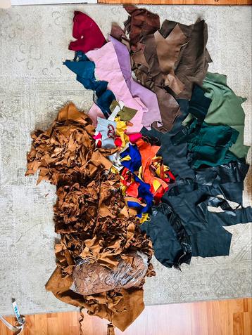 Partij suède leer – diverse kleuren en formaten beschikbaar voor biedingen