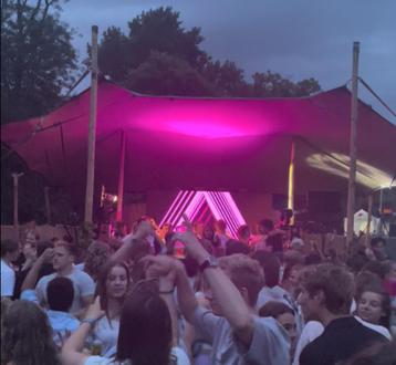 Verrassend betaalbaar: Een echte en unieke festivalpodium beschikbaar voor biedingen