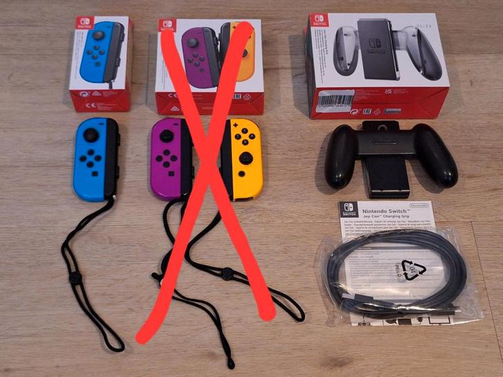 Nintendo Switch Joy-Con en Charging grip, Spelcomputers en Games, Spelcomputers | Nintendo Consoles | Accessoires, Zo goed als nieuw