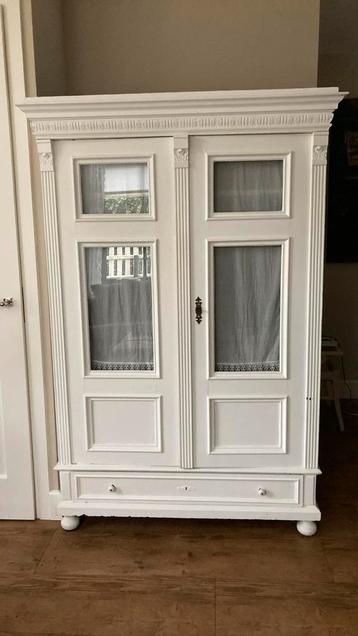Brocante kast. beschikbaar voor biedingen