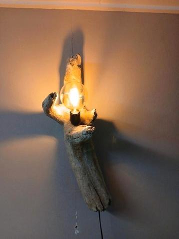 Landelijke wandlamp van drijfhout boomstronk  beschikbaar voor biedingen