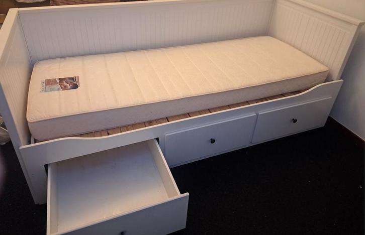Wit Ikea uittrekbaar logeerbed - 1 of 2 persoons, Huis en Inrichting, Slaapkamer | Slaapbanken, Ophalen