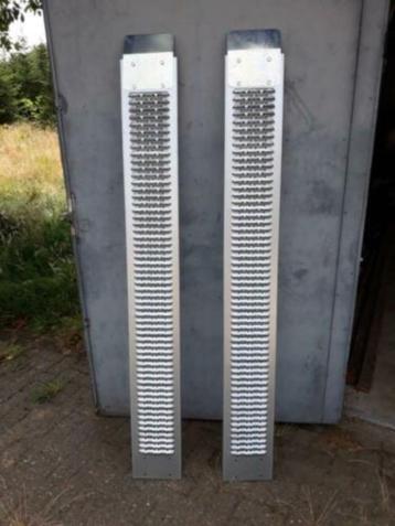 nieuw setje oprijplaten beschikbaar voor biedingen