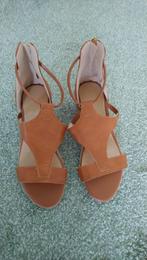 Nieuwe sandalen met sleehak, maat 37, Bruin, Nieuw, Sandalen of Muiltjes, Ophalen of Verzenden