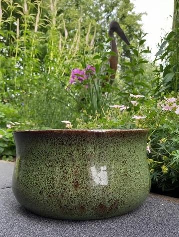 Groene bloempot terras tuin met afwateringsgat beschikbaar voor biedingen