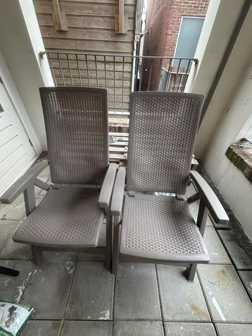 Verstelbare tuinstoelen (twee stuks) beschikbaar voor biedingen